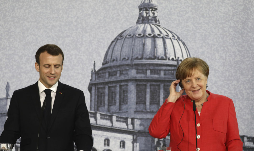 Emmanuelis Macronas Berlyne su Angela Merkel