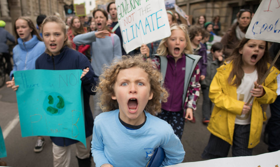 Protestuotojai prieš klimato kaitą blokavo kelius Londone