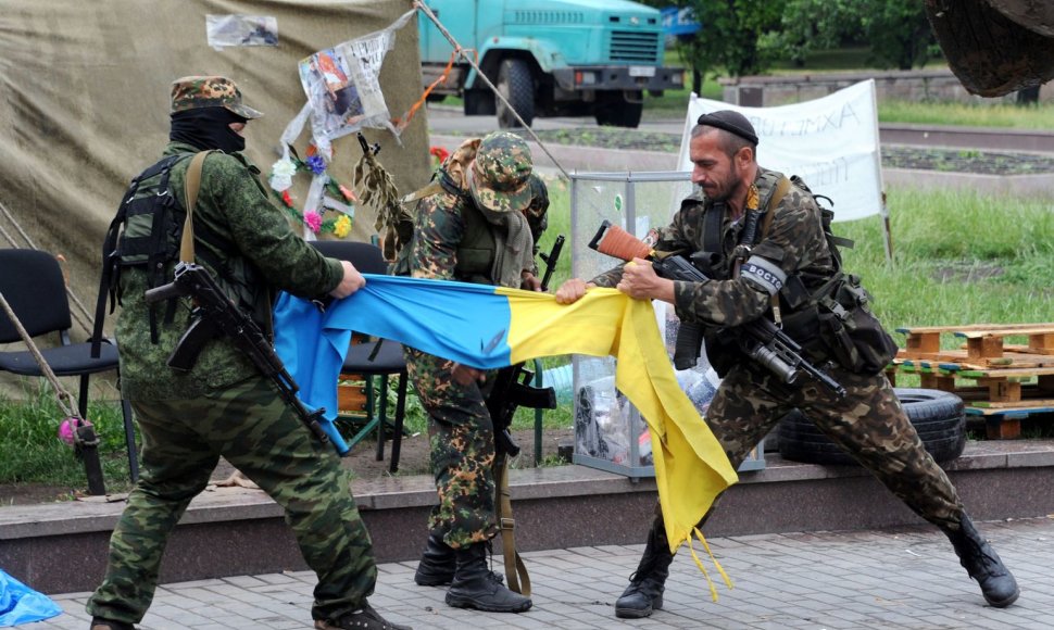 Prorusiški teroristai plėšo Ukrainos vėliavą Donecke