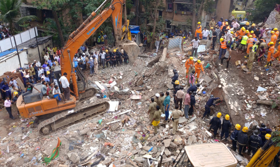 Mumbajuje sugriuvus namui gelbėtojai ieško dešimčių dingusių žmonių