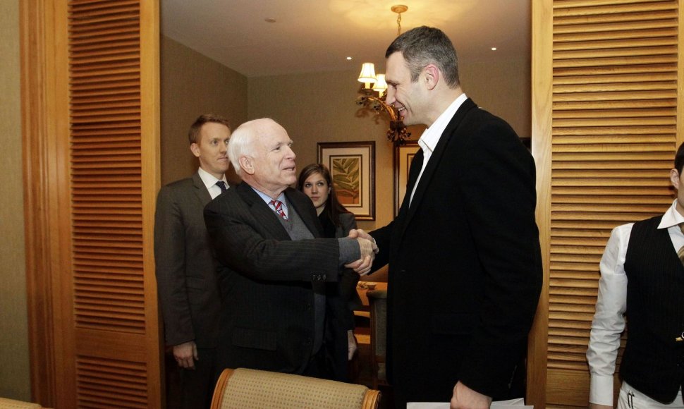 Johnas McCainas su Vitalijum Klyčko