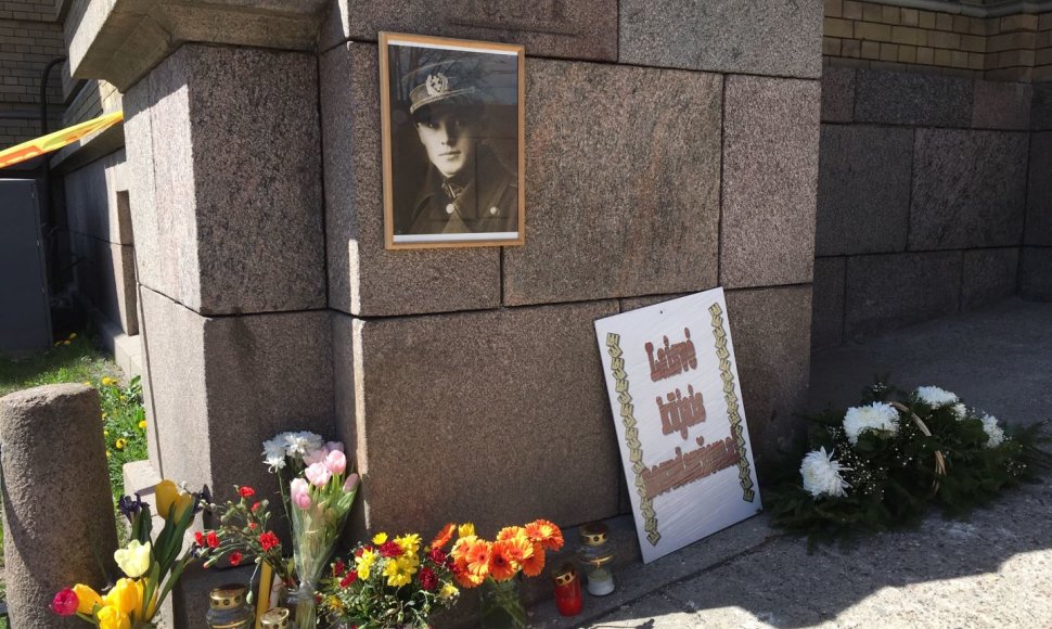 Sudaužytos generolo Vėtros lentos vietoje – gėlės ir portretas