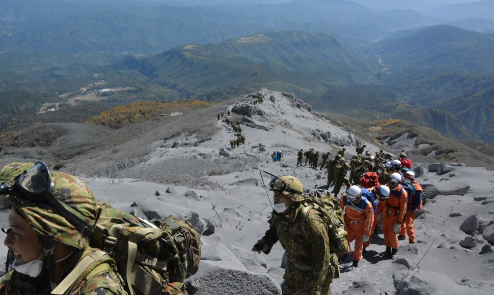 Gelbėtojai prie Ontakės ugnikalnio