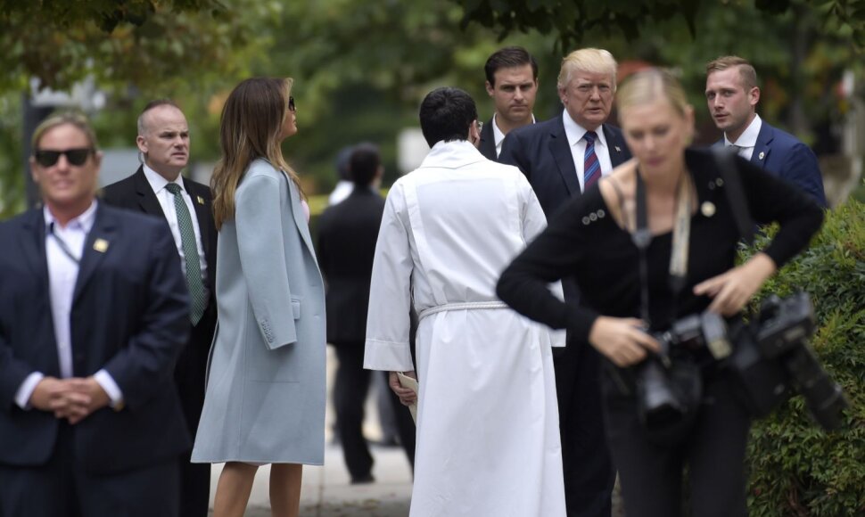 D.Trumpas Nacionalinę maldos už uragano aukas dieną atvyko į pamaldas.