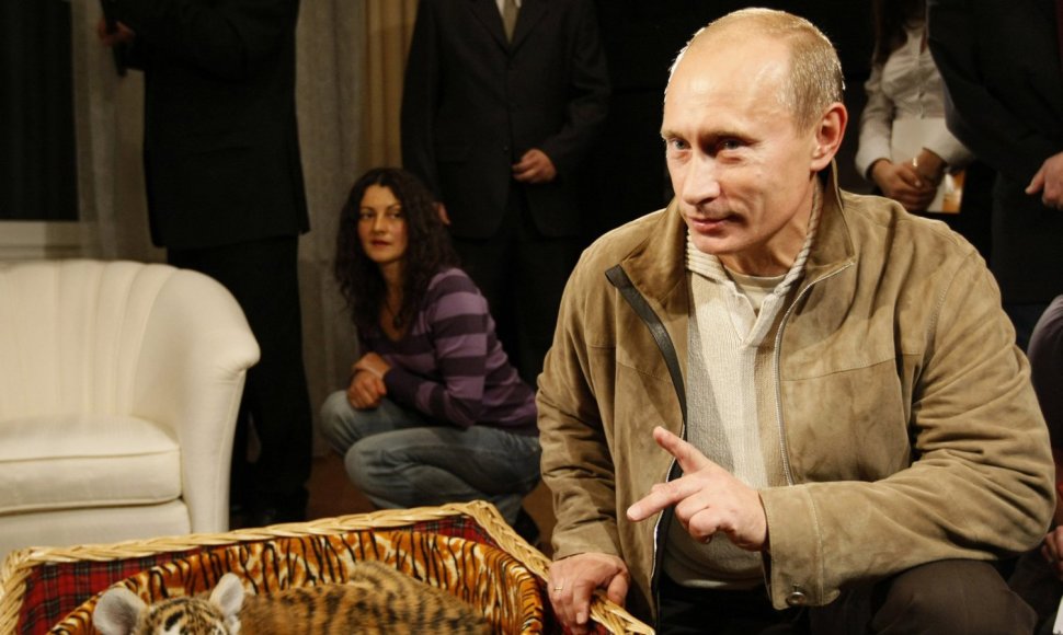 Vladimiras Putinas pozuoja prie tigro jauniklio