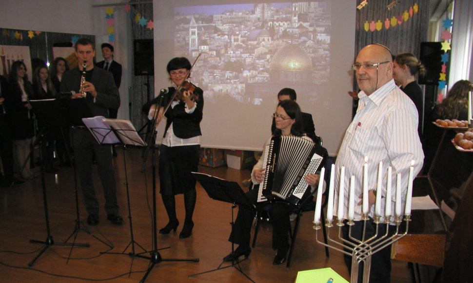 Jehuda Vagneris (pirmas iš dešinės) Šolomo Aleichemo žydų gimnazijoje Vilniuje, Chanukos šventimo akimirka.
