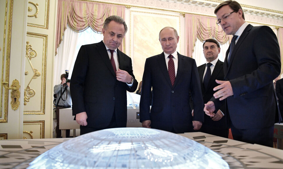 V.Mutko (kairėje) pristato V.Putinui pasirengimą pasaulio futbolo čempionatui.
