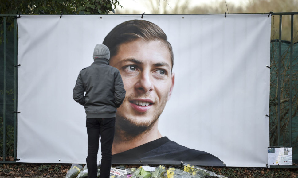 Žmonės Prancūzijos mieste Nante meldžiasi už futbolininką Emiliano Salą.