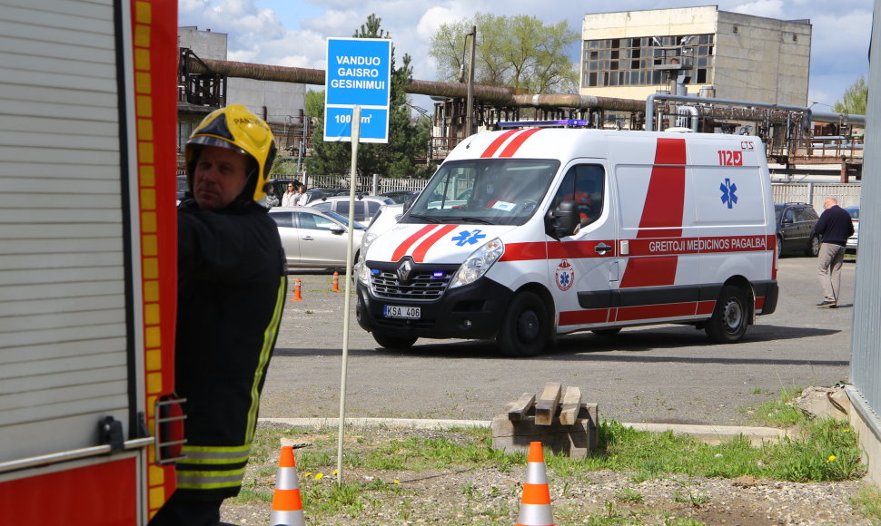 Panevėžyje dega medienos apdirbimo įmonės sandėlis 