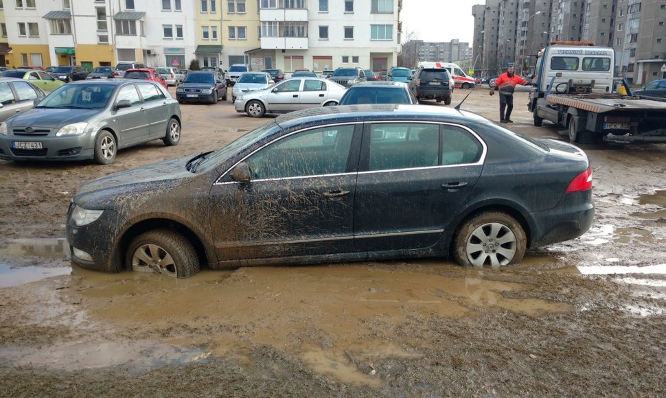 Vilniuje atsivėrė Marso kanjonai: prie Pilaitės seniūnijos purve skęsta automobiliai