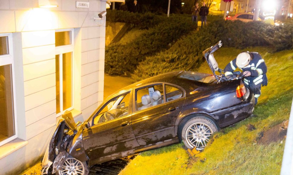 BMW avarija Vilniuje: nulėkė nuo kelio ir rėžėsi į viešbučio sieną