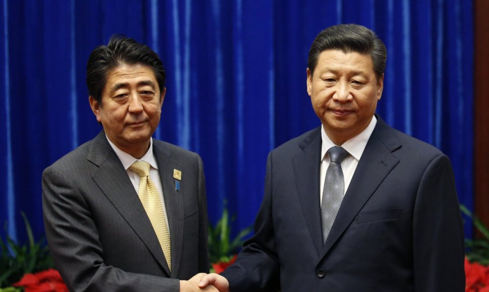 Kinijos prezidentas Xi Jinpingas ir Japonijos premjeras Shinzo Abe