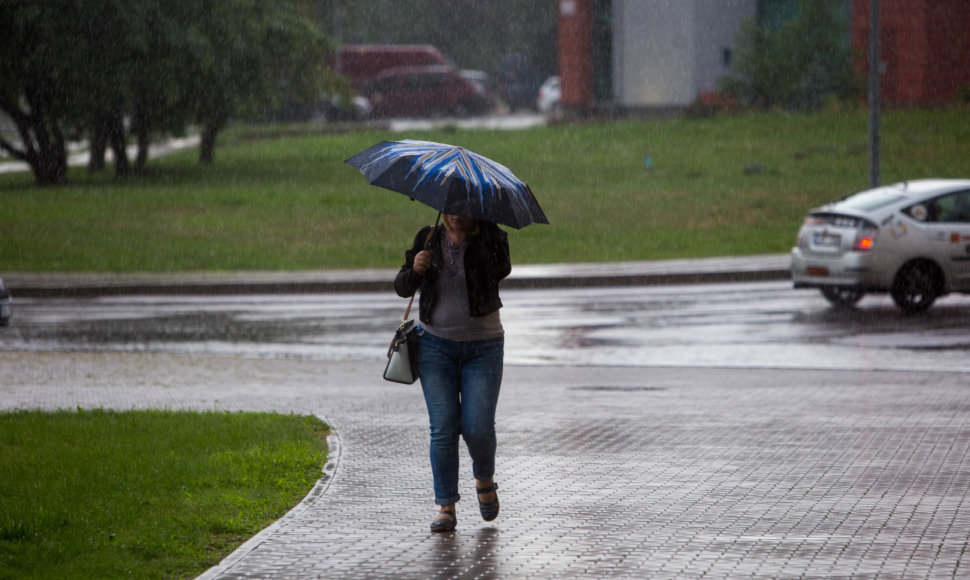 Vasariška liūtis užtvinkdė Vilniaus gatves