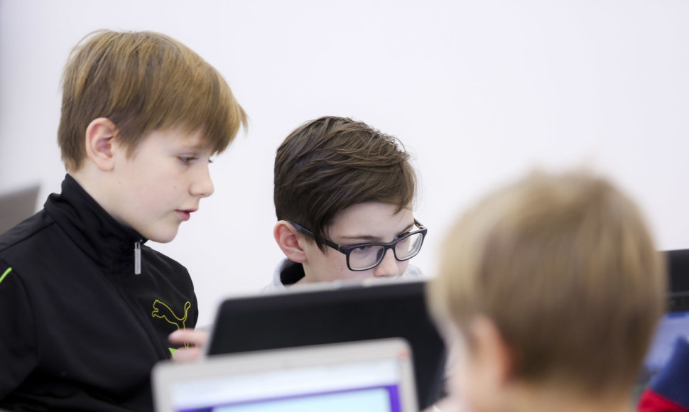 „Hour of Code“ suvienijo vaikus pažinčiai su technologijomis