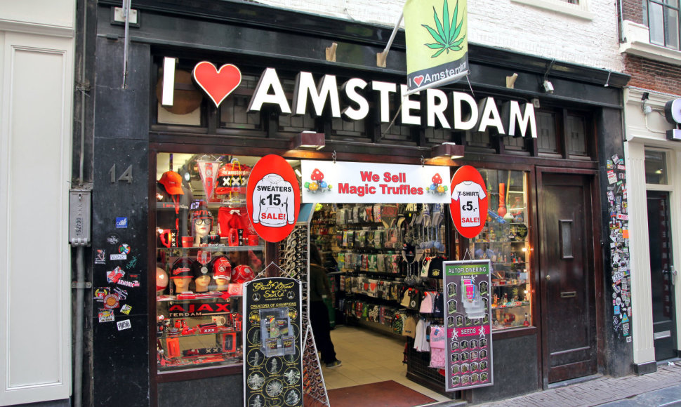 Suvenyrų parduotuvė turistams Amsterdamo centre
