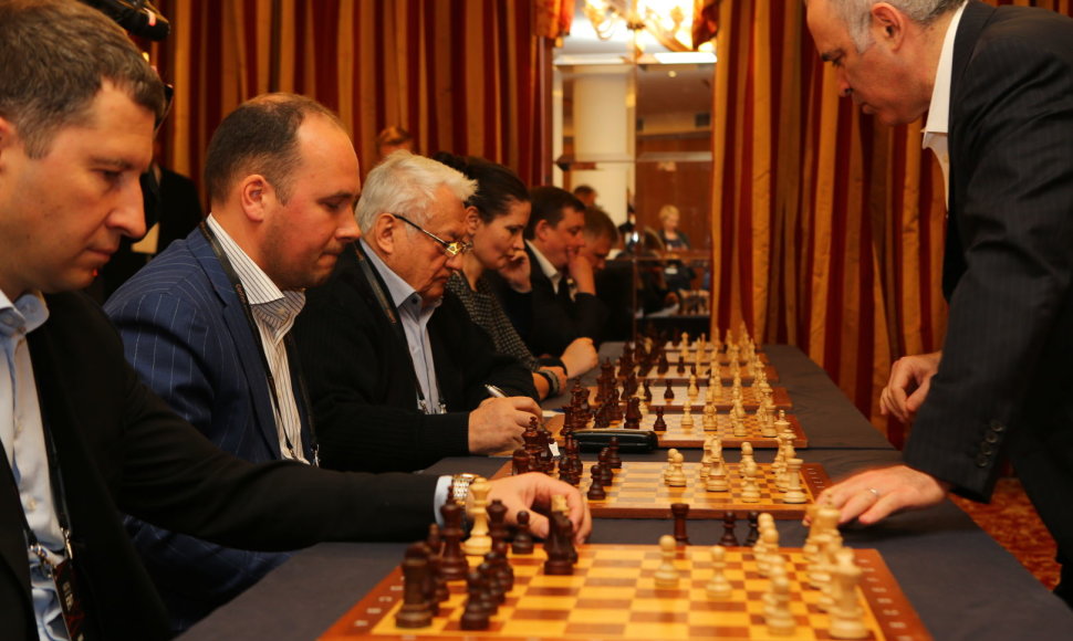 Garis Kasparovas žaidė su septyniais lietuviais