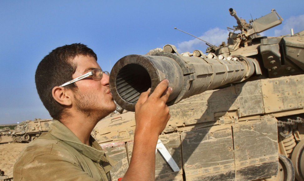 Izraelio karys bučiuoja tanko „Merkava“ vamzdį