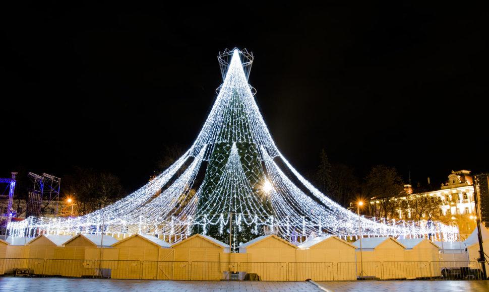 Akimirkai nušvitusi Vilniaus Kalėdų eglė
