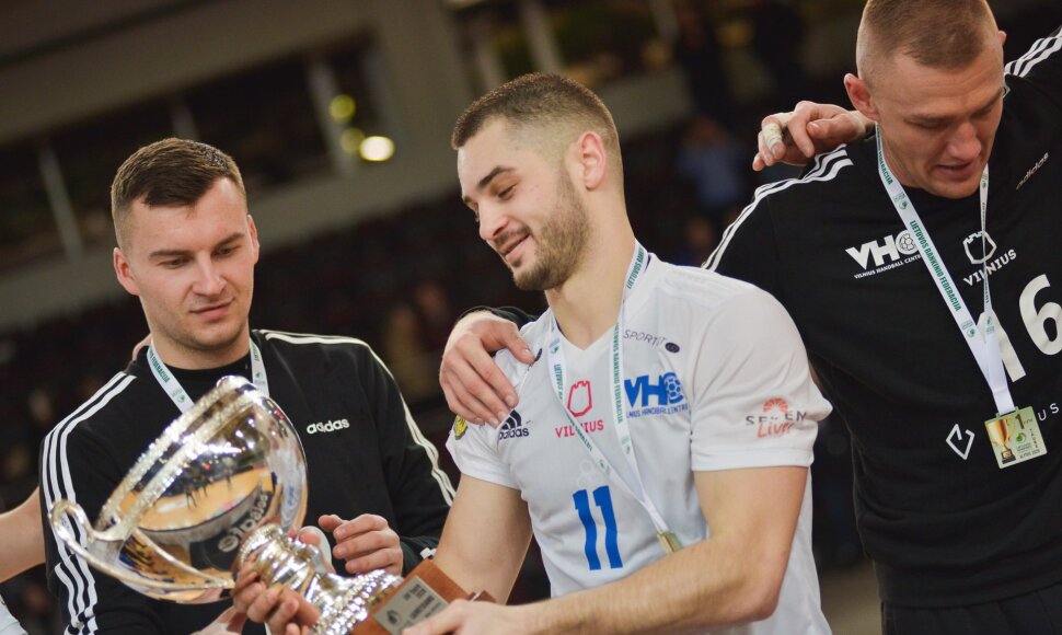 Laurynas Palevičius džiaugiasi taure.