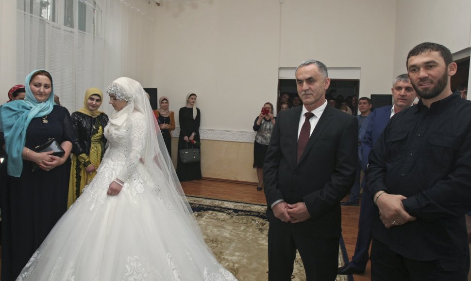 Čečėnijos policijos viršininkas vedė antrą žmoną – septyniolikmetę paauglę.