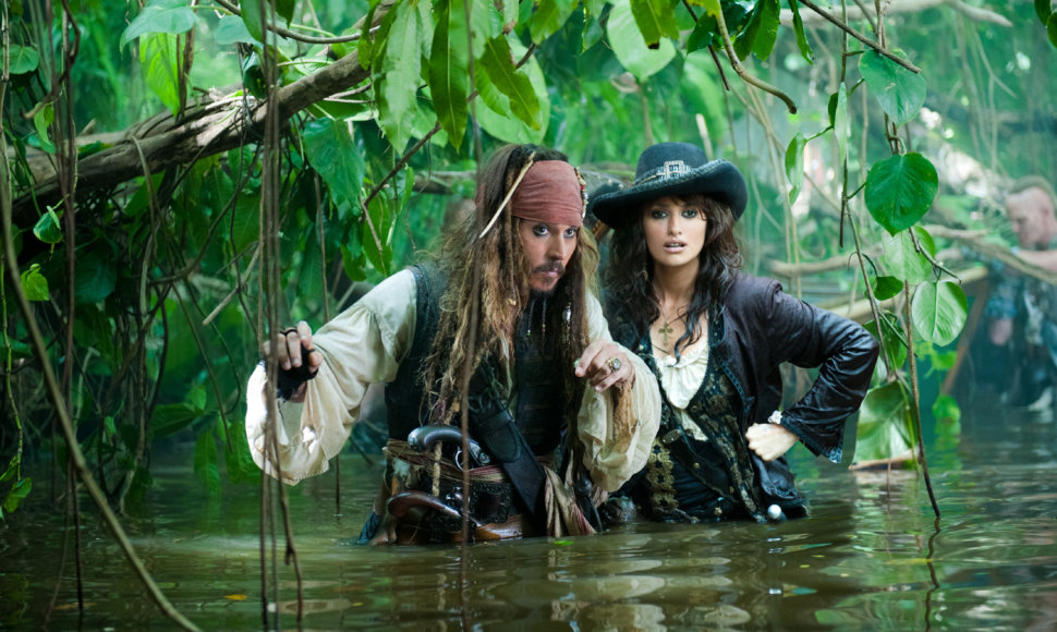 Johnny Deppas ir Penelope Cruz filme „Karibų Piratai: ant keistų bangų“