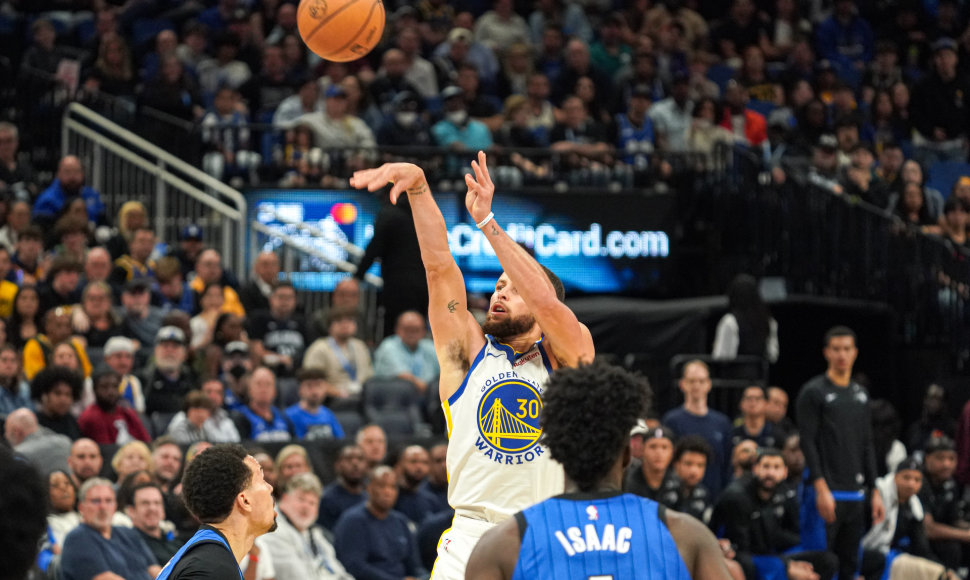 Stephenas Curry neta tritaškį