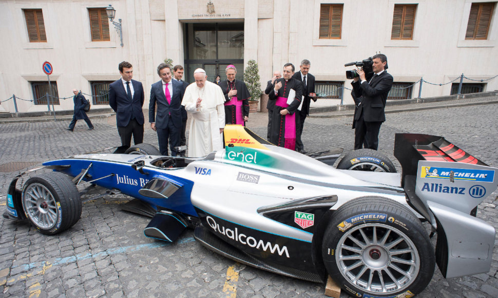 Pirmą kartą istorijoje: popiežius Pranciškus Romoje palaimino „Formulės E“ automobilį
