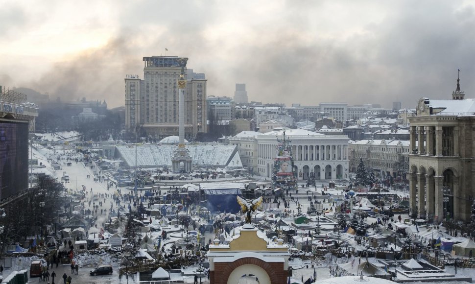 Kijeve tvyro degančių padangų dūmai 1