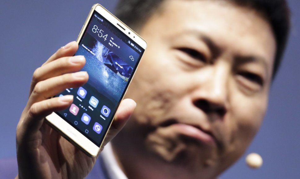 Richardas Yu laiko telefoną „Huawei Mate S“