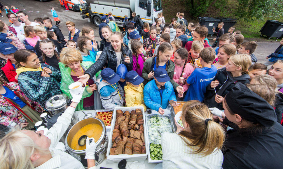 Verslininkai nemokamai maitino dainų šventės dalyvius