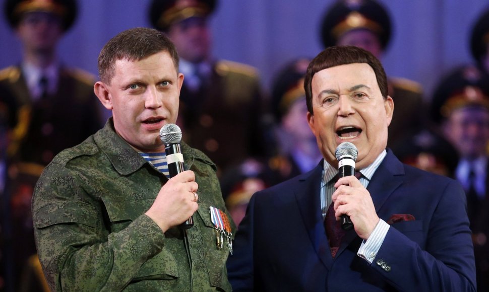 Apsišaukęs Donecko sukilėlių lyderis A.Zacharčenka plėšia dainą su J.Kobzonu.