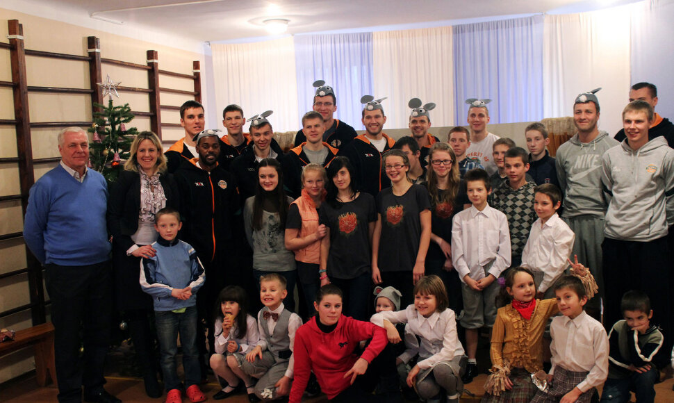 Kėdainių &bdquo;Nevėžio&ldquo; krep&scaron;ininkai apsilankė vaikų namuose