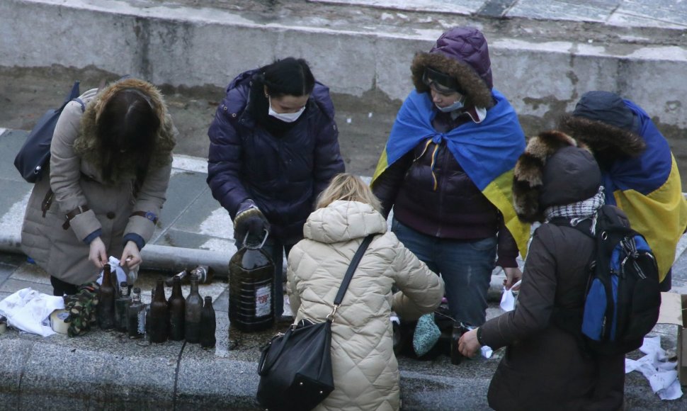 Kijeve moterys ruošia Molotovo kokteilius