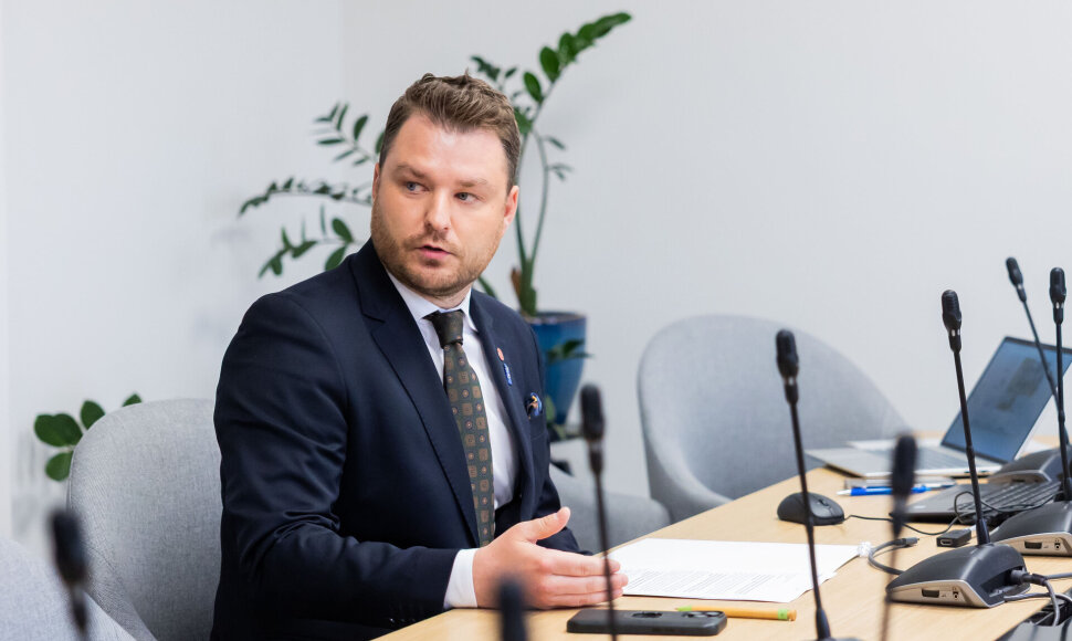 Kastytis Žuromskas ai&scaron;kinasi apie jį į ministrus delegavusios &bdquo;Nemuno au&scaron;ros&ldquo; daromą įtaką jo kuruojamos srities sprendimams, partijos narių galimus pažeidimus statybų ir aplinkosaugos srityse