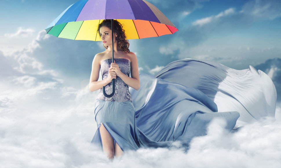Mergina su skėčiu