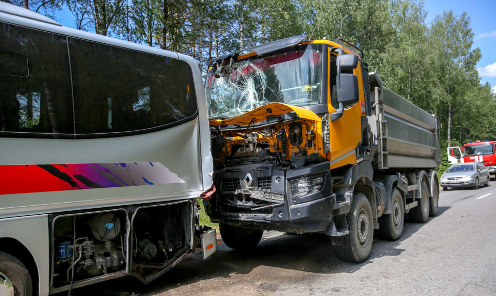 Vilniaus rajone susidūrė vaikus vežęs autobusas ir sunkvežimis