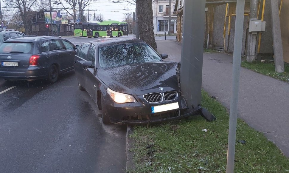 Kaune BMW rėžėsi į stulpą