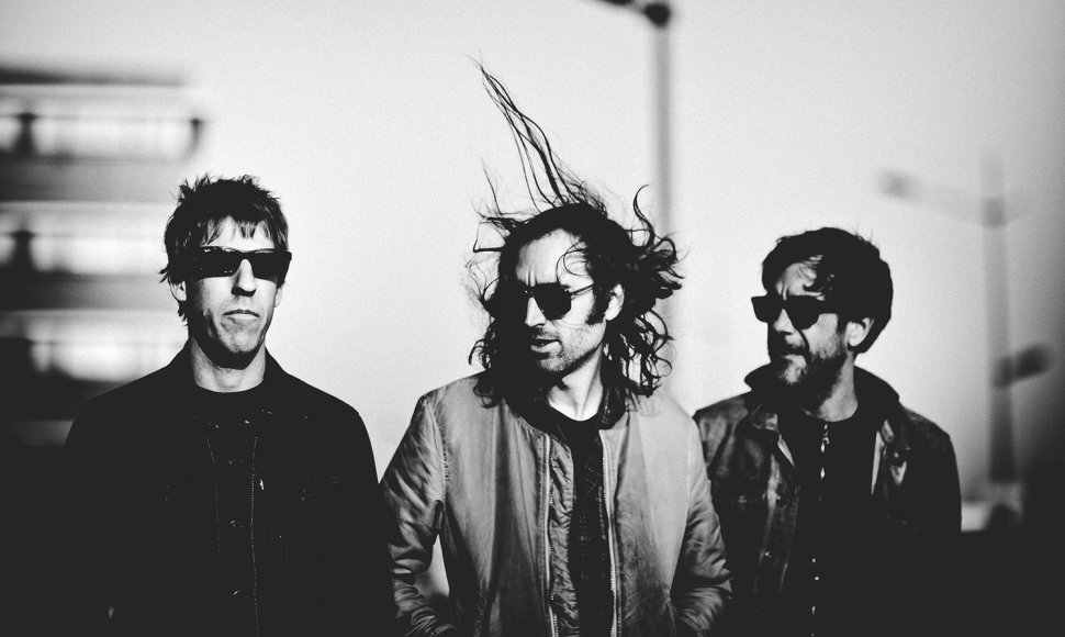 Grupė „A place to bury strangers“