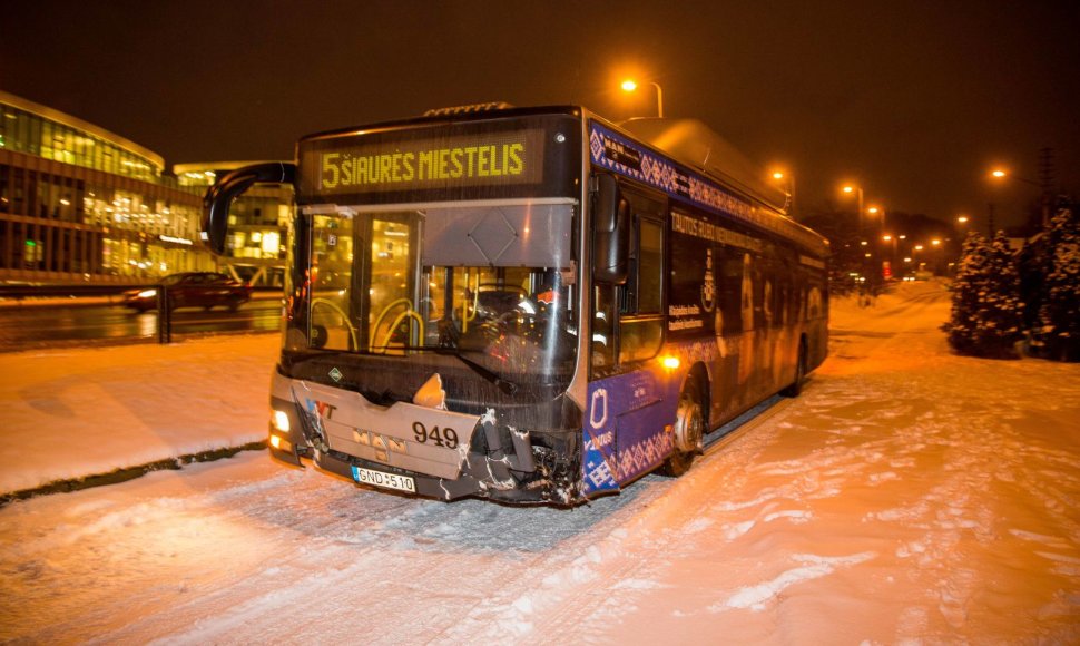 Autobuso avarija Šeškinės kalno papėdėje Vilniuje