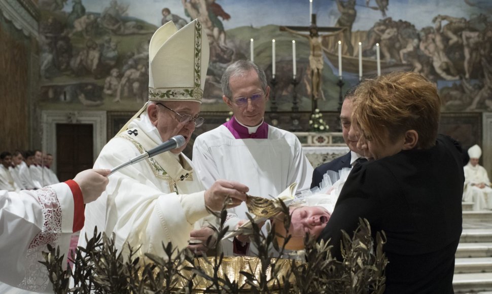 Popiežius Pranciškus Siksto koplyčioje krikštijo vaikus.