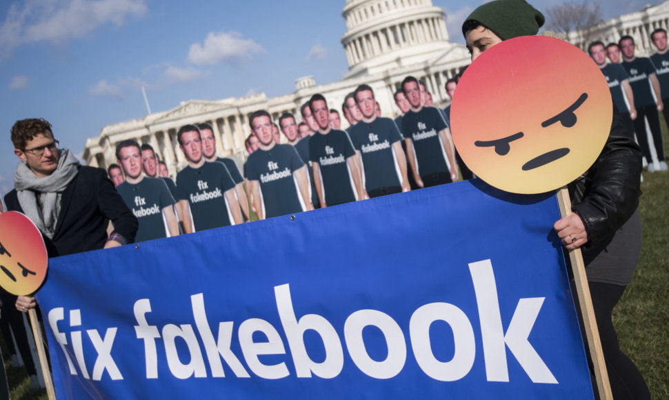 „Facebook“ socialinis tinklas priverstas kovoti su melaginga ir netinkama informacija