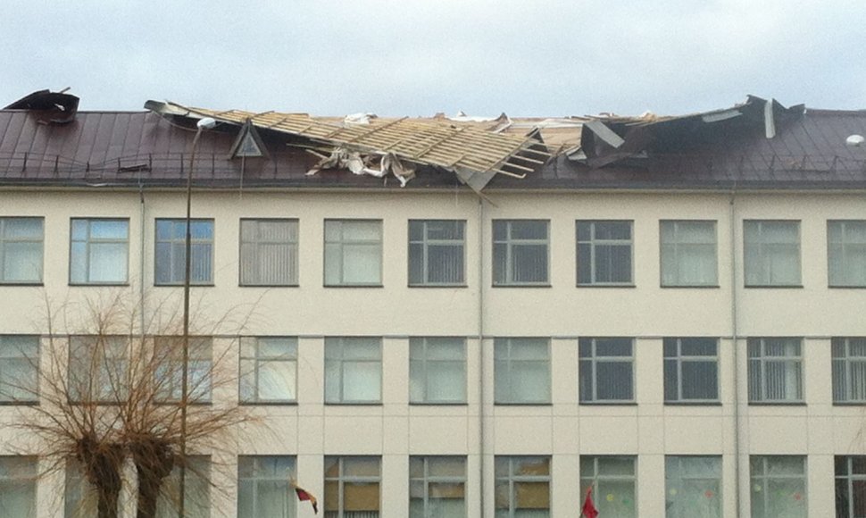 Vėjas nuplėšė uostamiesčio Sendvario progimnazijos dalį stogo.