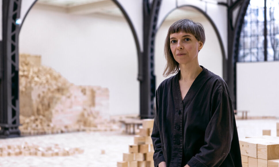 Lina Lapelytė, &bdquo;We Make Years Out of Hours&ldquo;, instaliacijos-performanso vaizdas