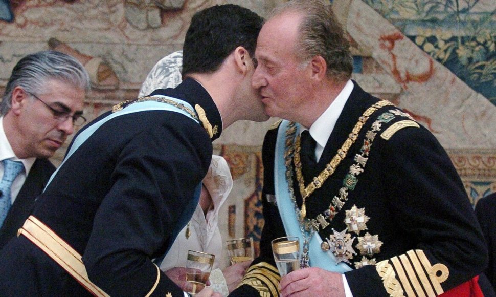 Ispanijos karalius Juanas Carlosas su sūnumi Felipe (2004 m.)
