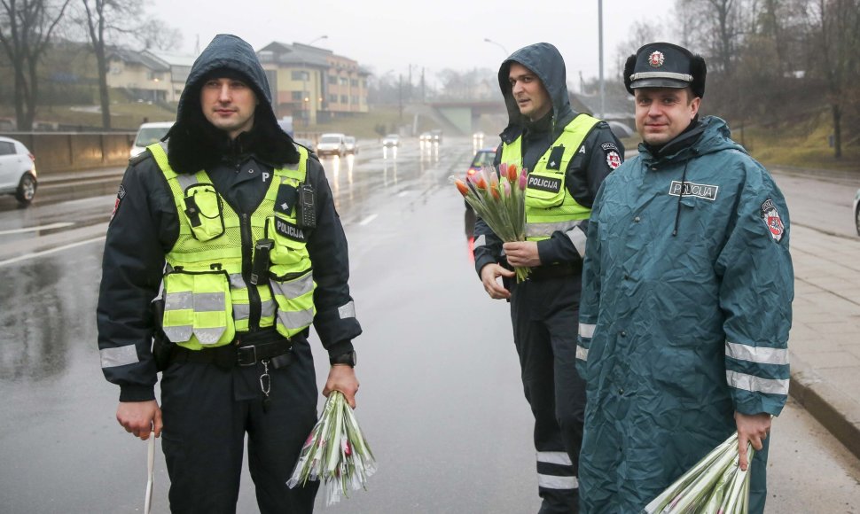 Vilniaus kelių policija sveikino moteris Kovos 8-osios dienos proga