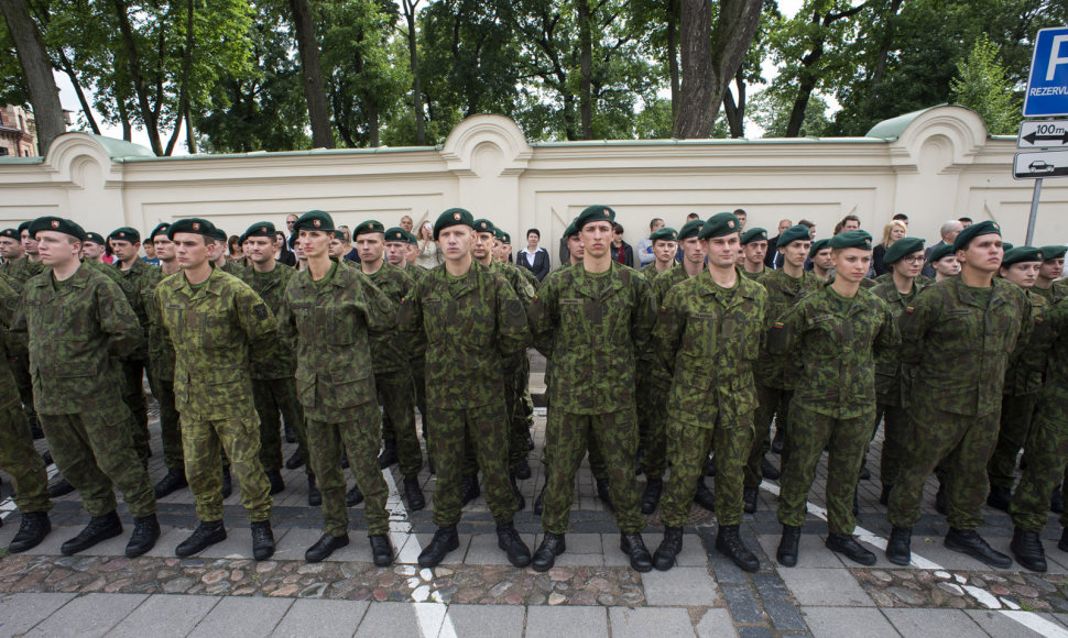 Jaunesniųjų karininkų vadų mokymų pirmojo karininko laipsnio suteikimo ceremonija