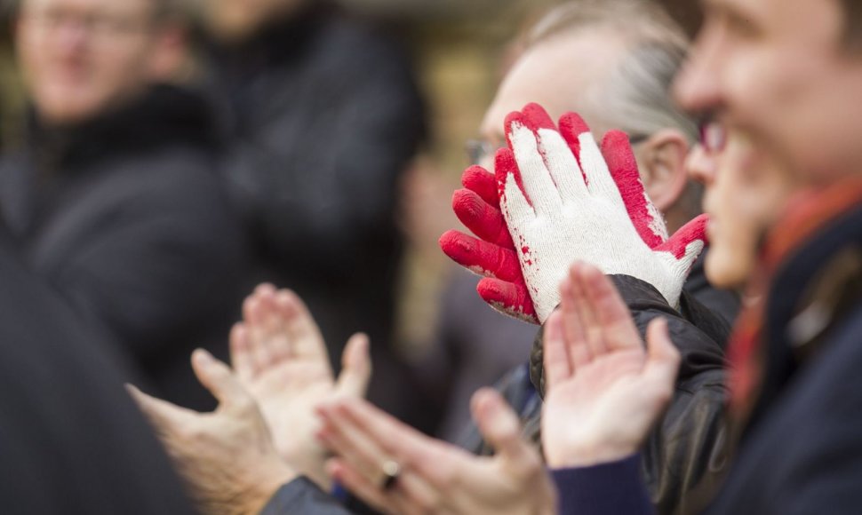 Susirinkę žiniasklaidos atstovai paplojo STT pareigūnams už „gerą darbą“.