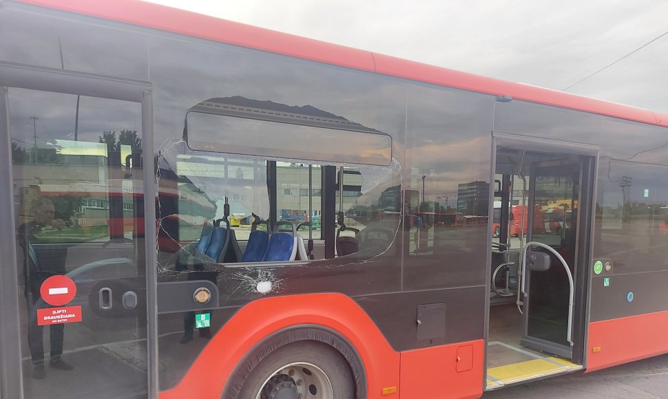 Agresyvus keleivis išspyrė „Kauno autobusų“ transporto priemonės langą