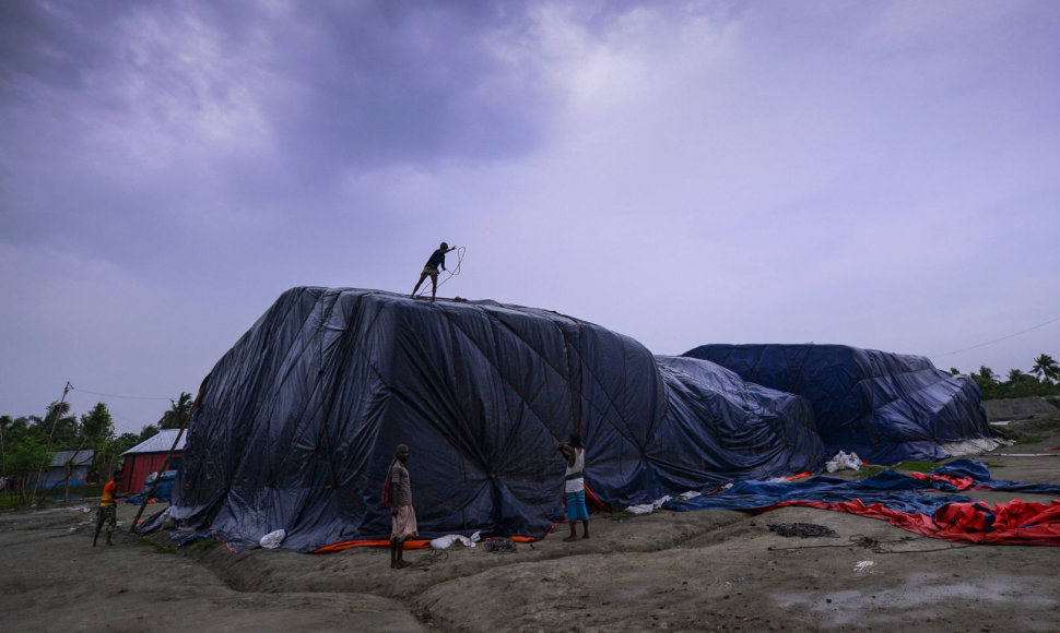 Ciklono Fani atnešti vėjai plėšė alpinistų palapines