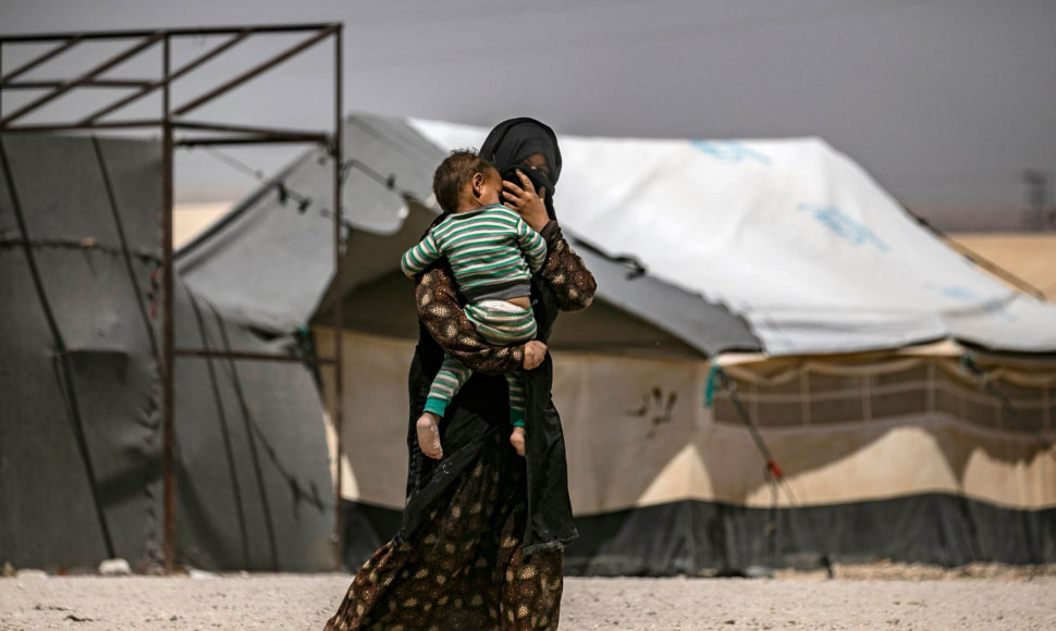 Šimtai džihadistų šeimų narių palieka stovyklą Sirijos šiaurės rytuose